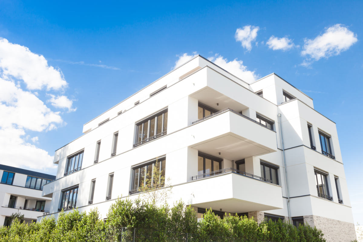 A modern white apartment building with balconies in Hamburg – ideal as an owner-occupied flat or investment property