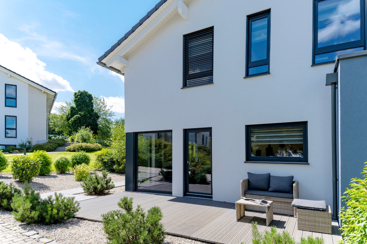 A modern detached house with a landscaped garden and terrace – for sale through City Immobilien Hamburg